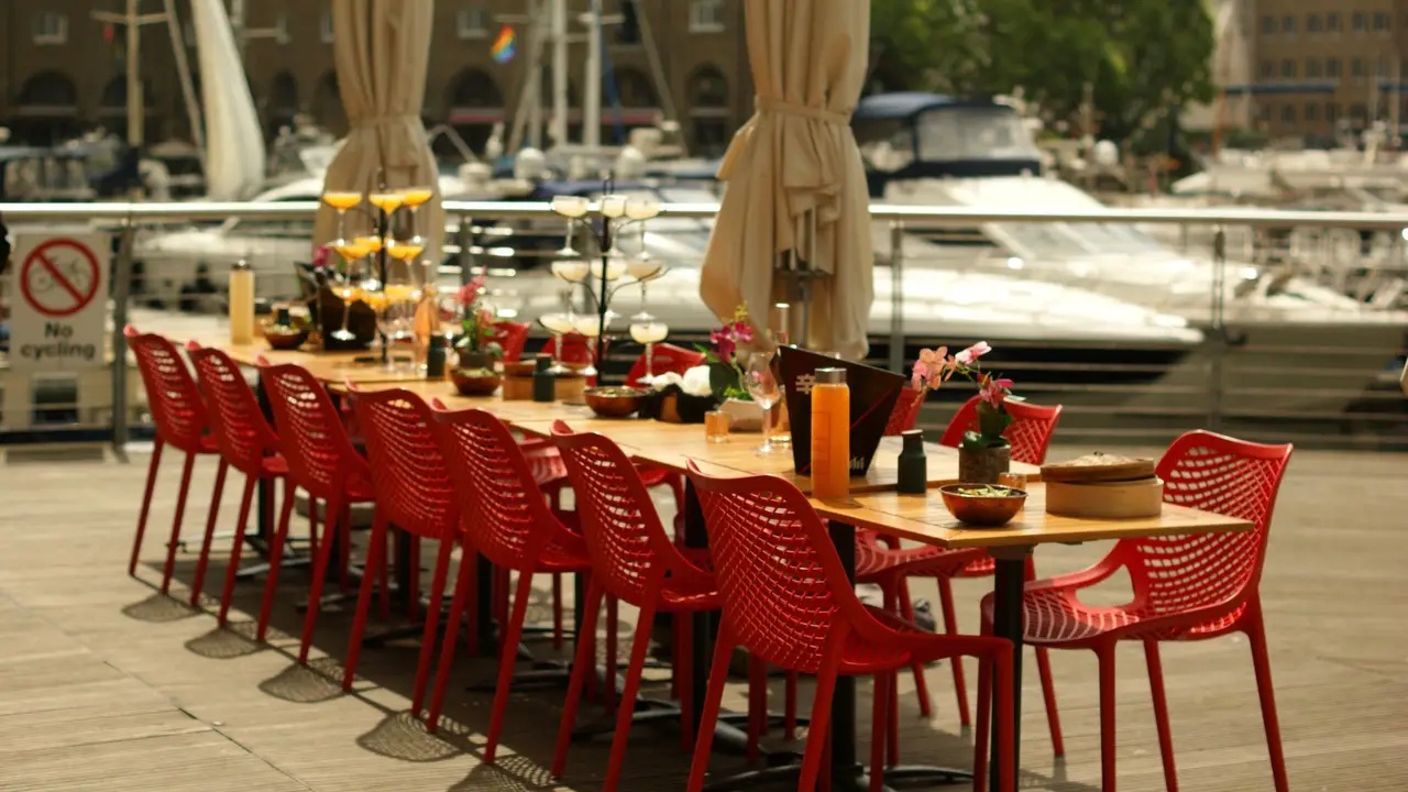 Ping Pong St Katharine Docks，London