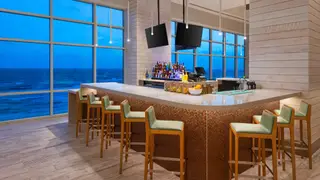 Una foto del restaurante Solstice Oceanfront Bar + Grill