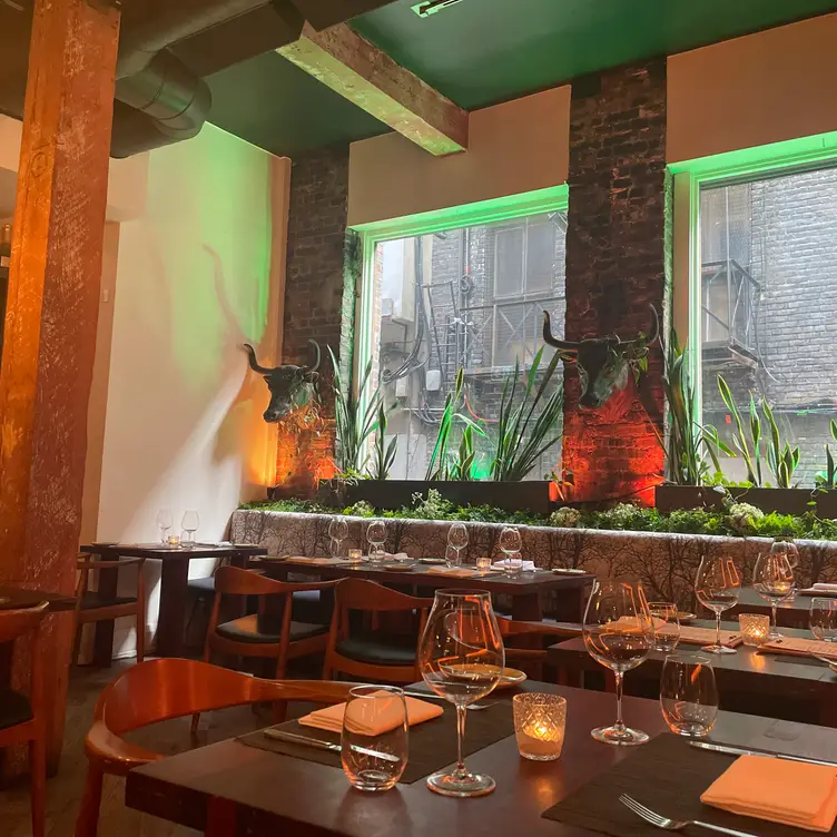 Woods Restaurant & Bar, Toronto, ON