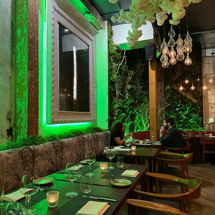 Woods Restaurant & Bar, Toronto, ON