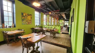 Una foto del restaurante Chartreuse Kitchen & Cocktails