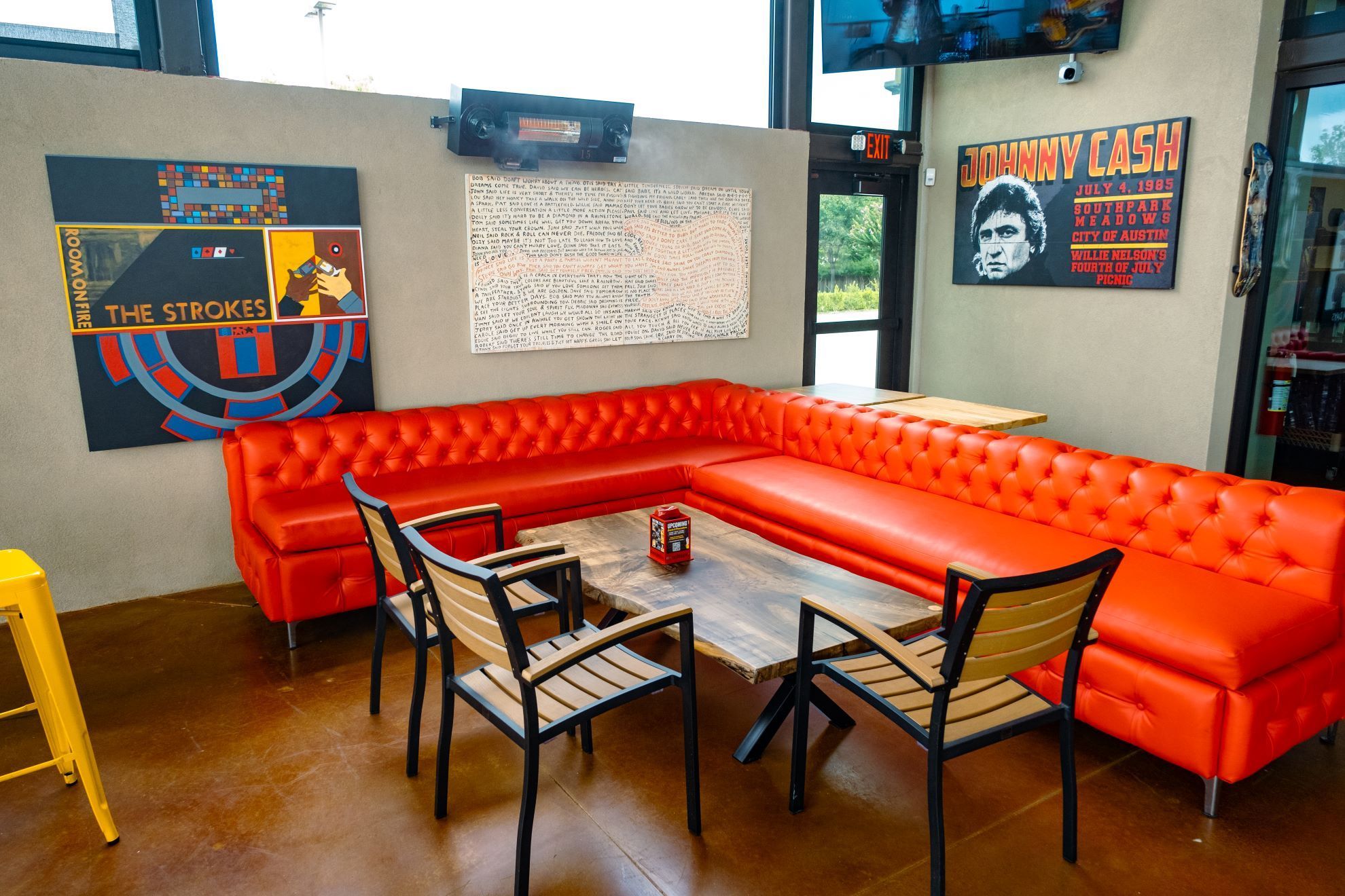 Rock & Brews - Grapevine interior