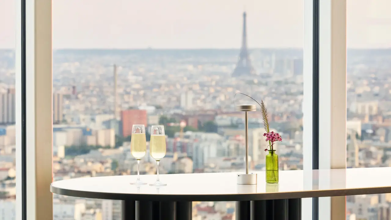 Situé a 129m, The Stage Skybar est le toit du 93 - The Stage Skybar, Saint-Denis, Ile-de-France