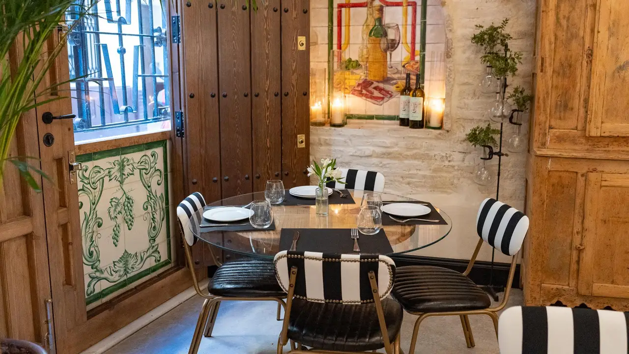 De Domínguez Barra y Vitrina, Seville, AN