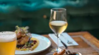 Una foto del restaurante The Bank on Collins