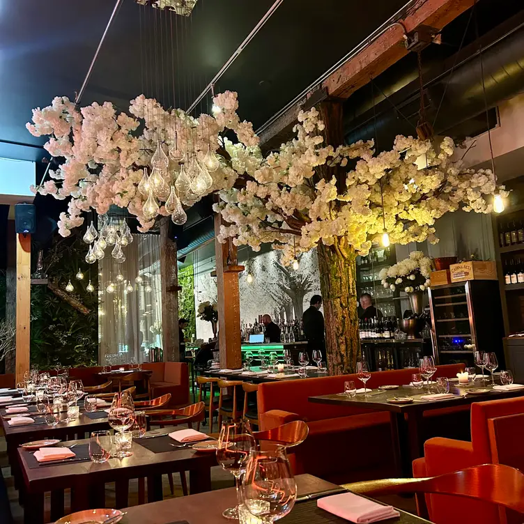 Woods Restaurant & Bar, Toronto, ON