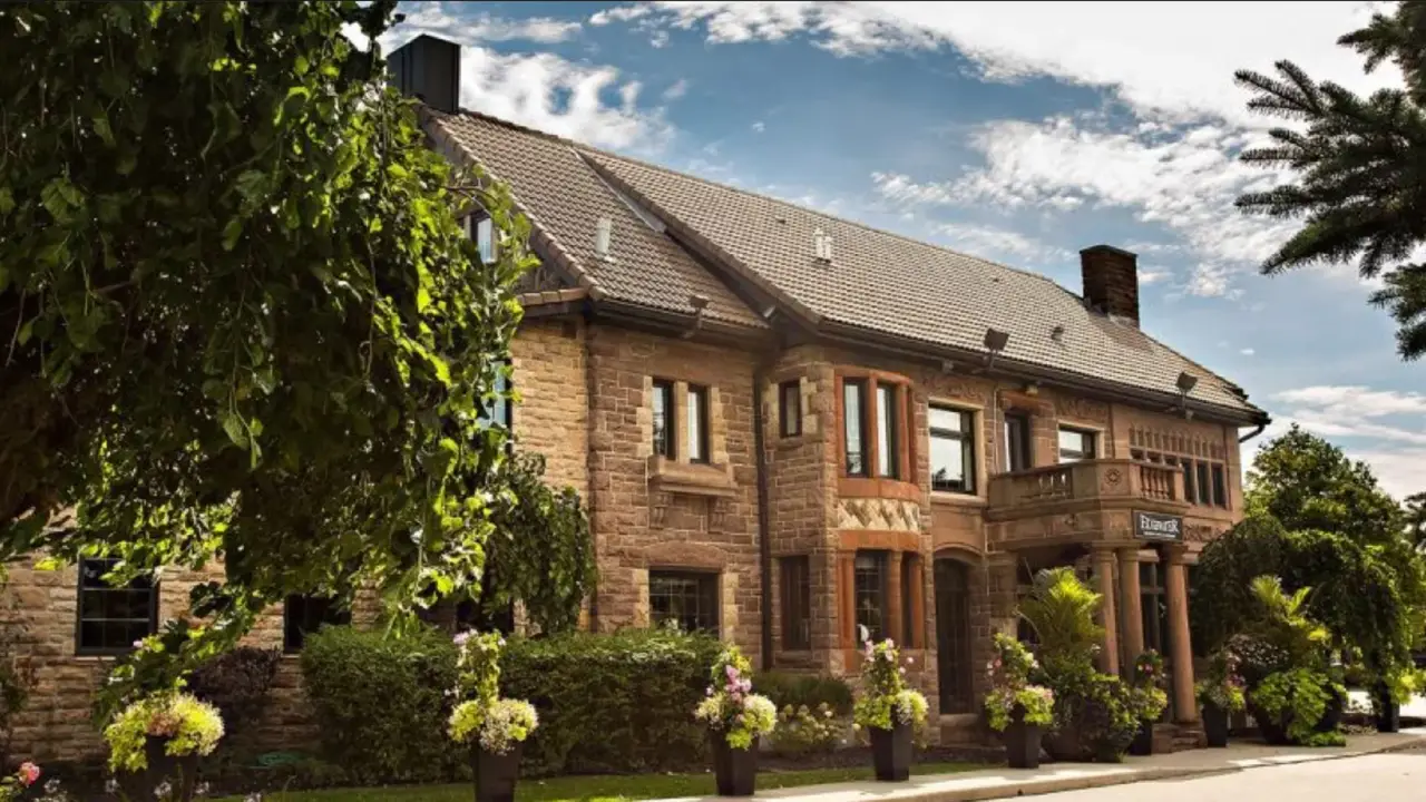 Edgewater Manor, Stoney Creek, ON