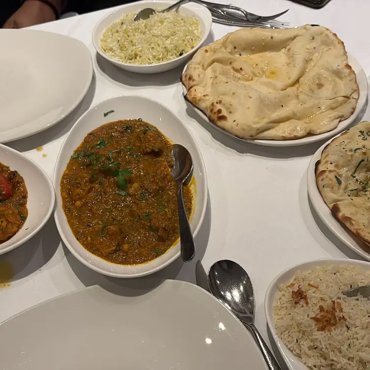 Panshi Hinchley Wood, London, 