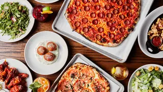 Una foto del restaurante Sally's Apizza - Westfarms Mall, Farmington