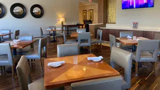Una foto del restaurante Riverbend Bar & Grille At The Newton Marriott Hotel