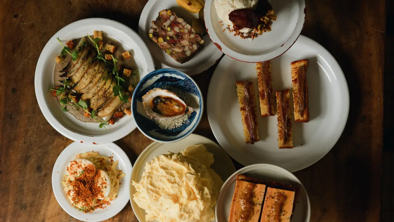 Une table au Mota - MOTA, Paris, Ile-de-France