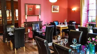 Una foto del restaurante The Crown Hotel