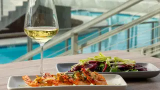 Una foto del restaurante The Restaurant at the Palm Springs Surf Club