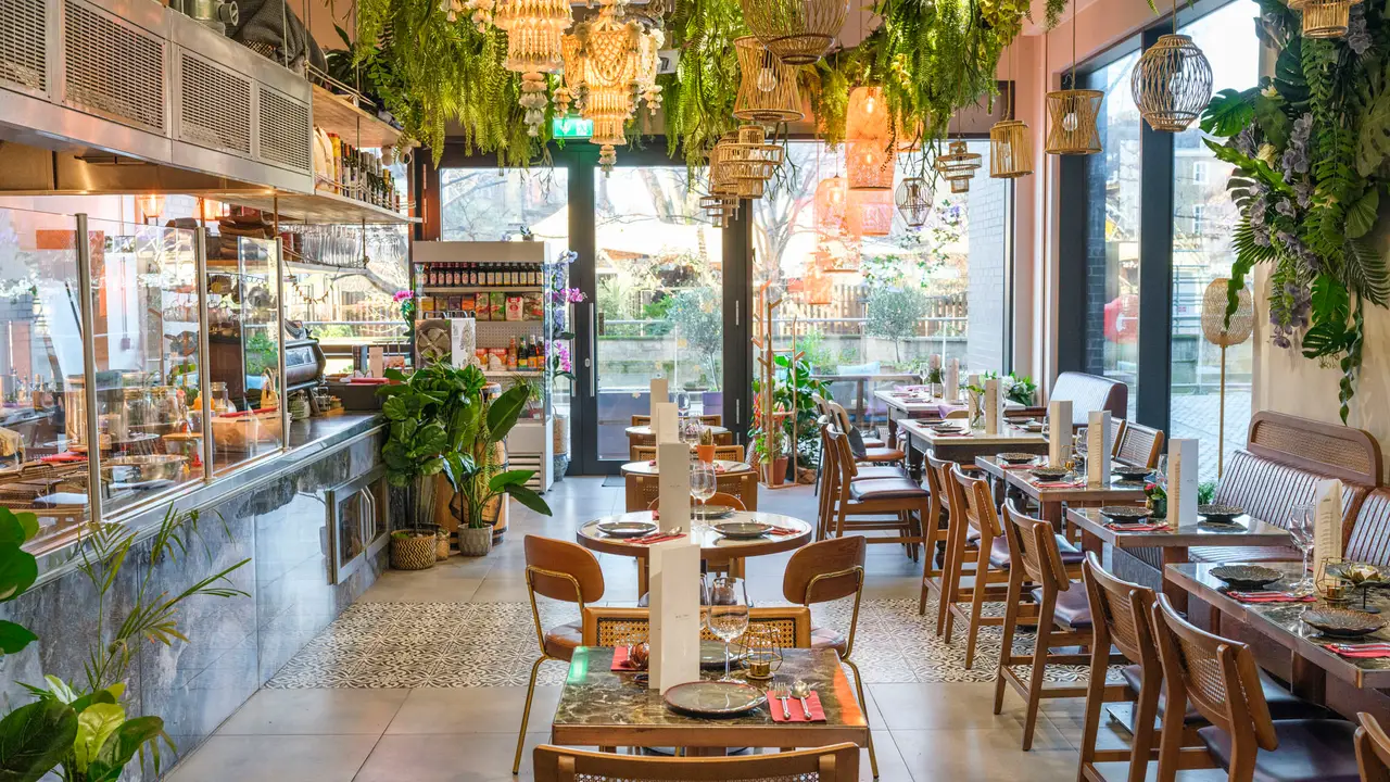 Relax in our open-kitchen dining room! - Mai Thai Deli, London, Greater London
