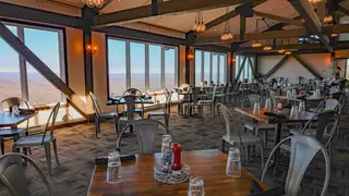 Una foto del restaurante Summit House