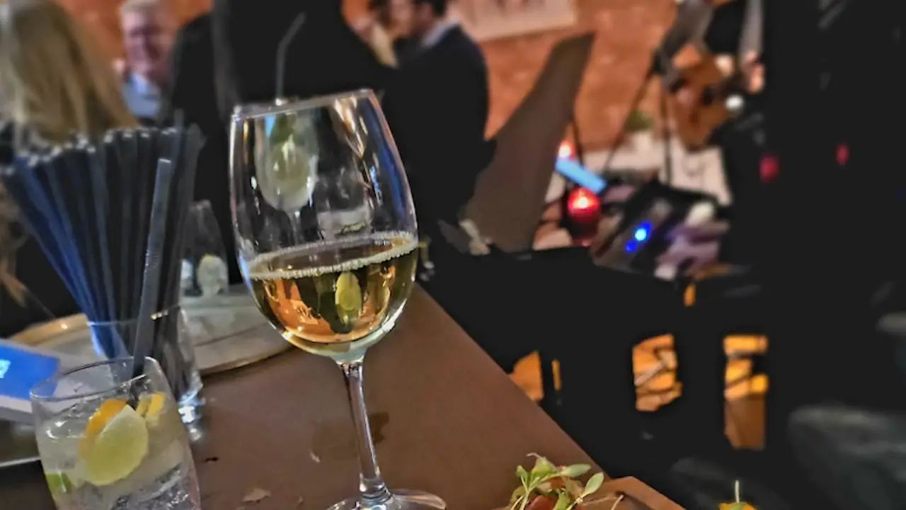 Vinow - Vino Veritas Piano bar and lounge, Dublin, Dublin