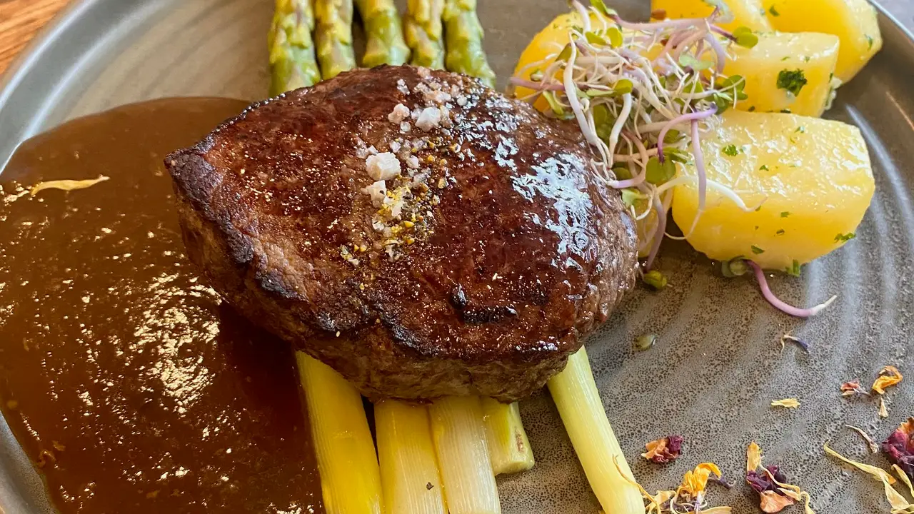 Hüfte vom Irischen Weideochsen auf grünem Spargel - Henrik's Restaurant & Kneipe, Münster, NW