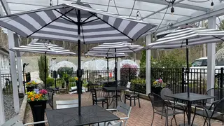 Una foto del restaurante Black & White Grille