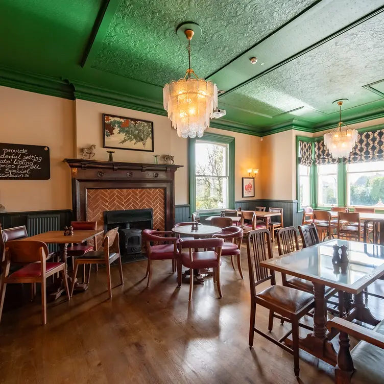 Magpie, Sunbury-On-Thames, Surrey