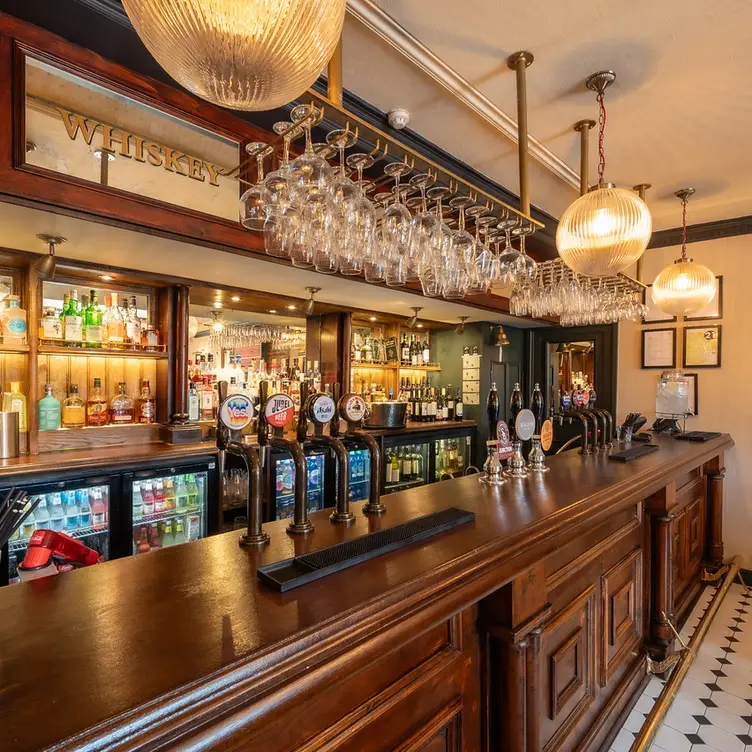 Magpie, Sunbury-On-Thames, Surrey