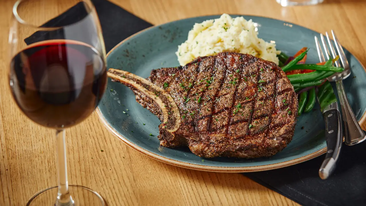 16oz Rib Steak
 - Milestones Grill + Bar - Royalmount, Montréal, QC