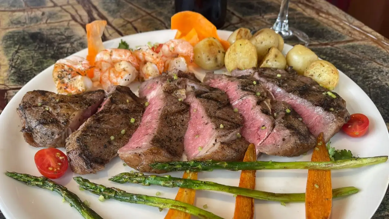 Un cómodo y elegante lugar ideal para disfrutar. - San Lucero Restaurant & Wine Bar, Cabo San Lucas, BCS