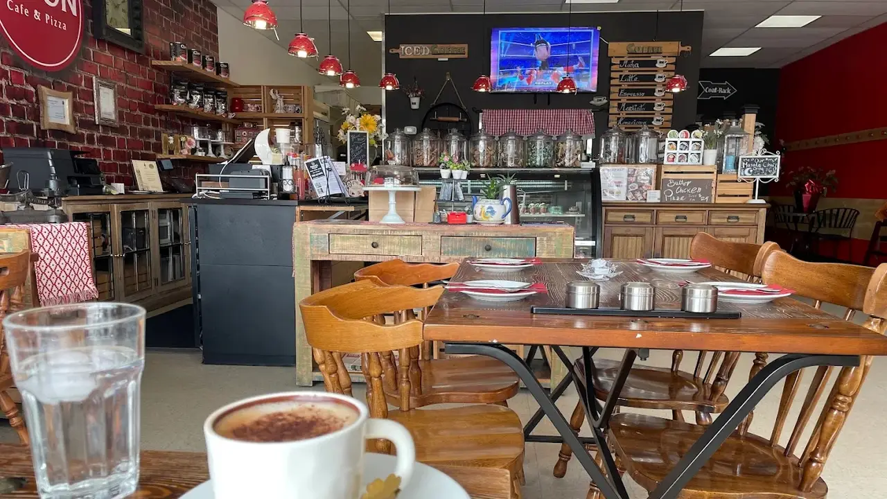 Moon Cafe & Pizza, Edmonton, AB