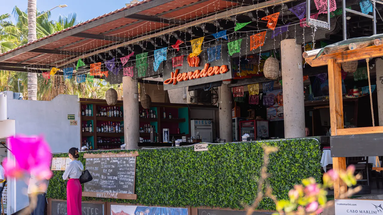 Parte de adentro del restaurante con A/C - Herradero, Cabo San Lucas, BCS