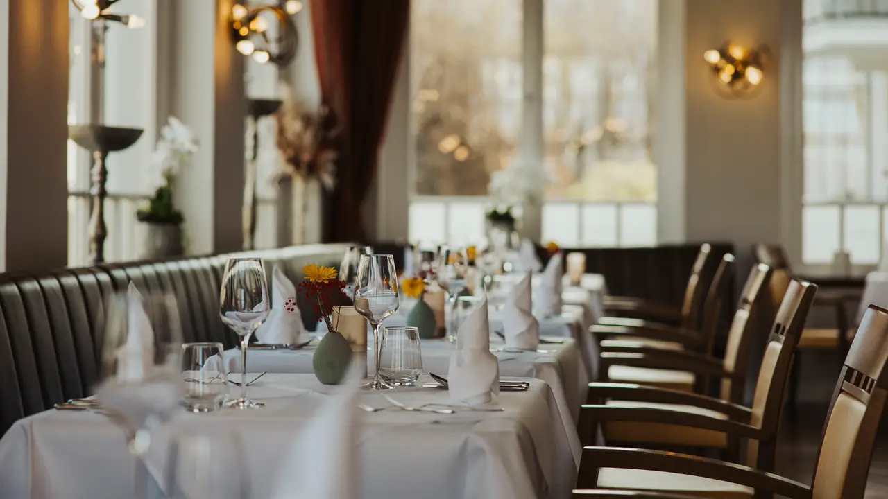 Ein stilvoll eingedeckter Tisch in der Orangerie. - Orangerie, Kühlungsborn, MV