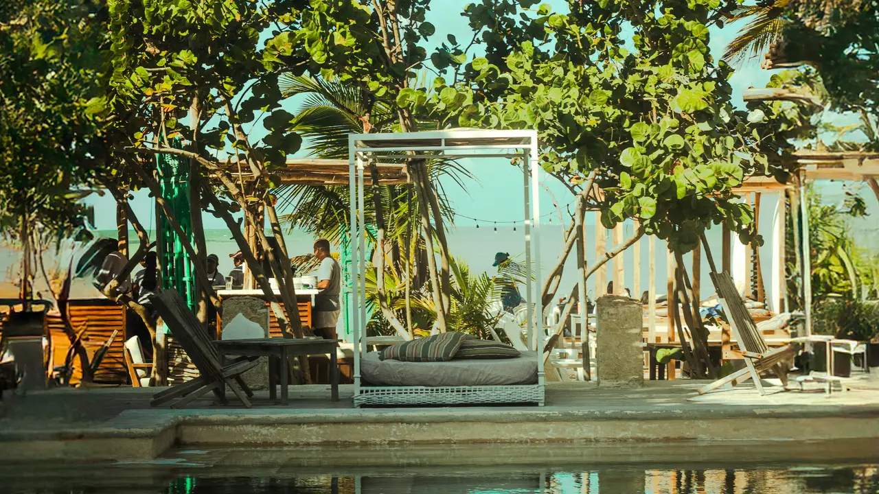 Perspectiva desde la piscina con vista al mar. - El HaGuay Marea Bar, Progreso, YUC