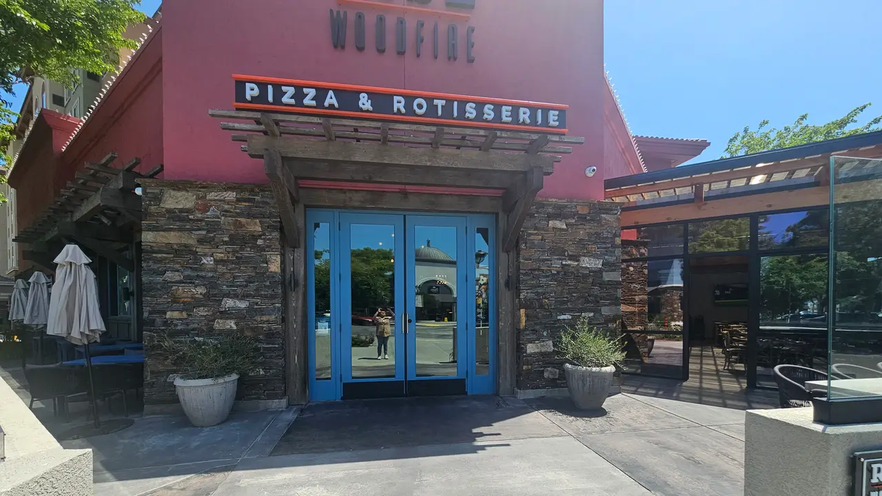 Drinks, food, desserts and atmosphere! - Rise Woodfire Pizza & Rotisserie - Santa Clara, Santa Clara, CA