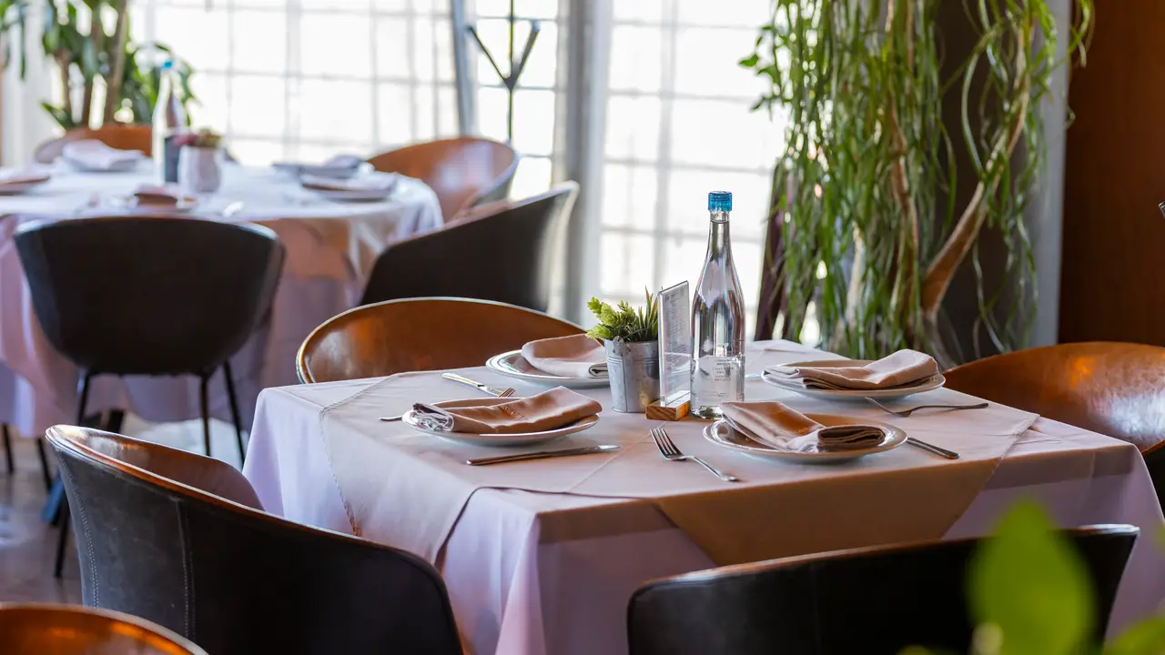 Fine-dining table draped in crisp white linen - San Lucar El Marisquillo, Santiago de Querétaro, QUE