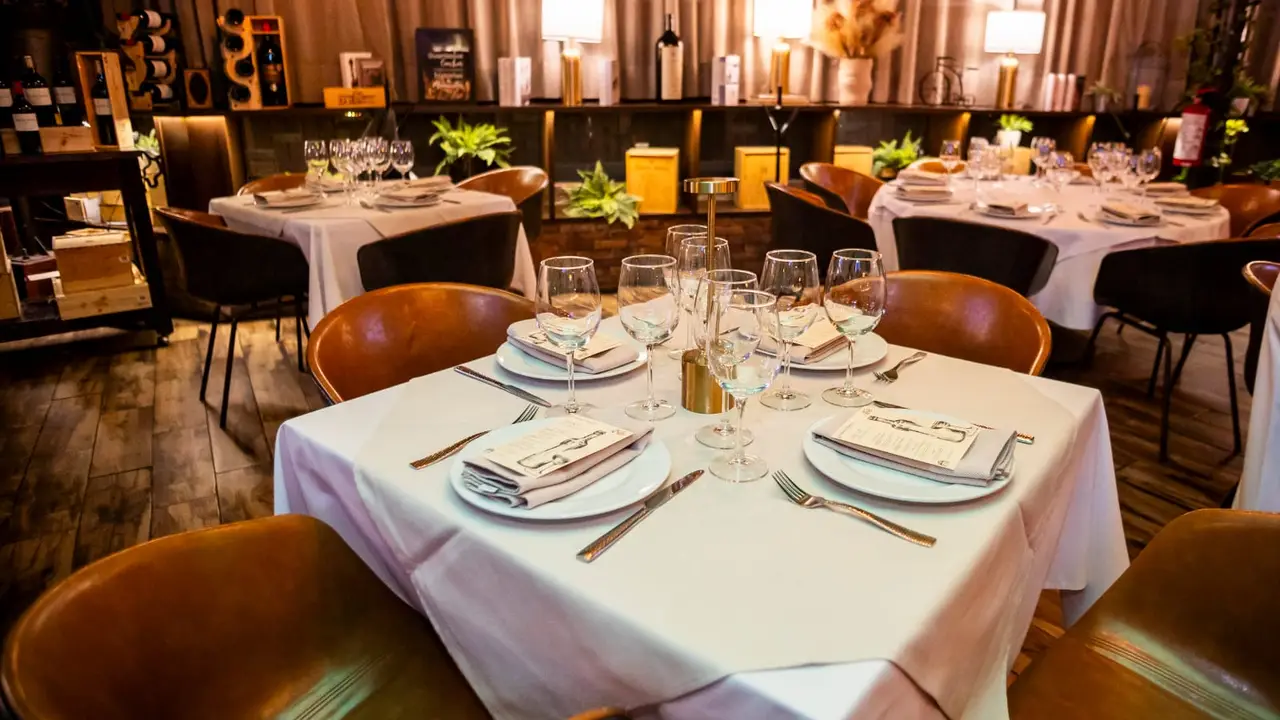 Mesa elegante lista para cenar. - Taberna El Quillo, Santiago de Querétaro, QUE