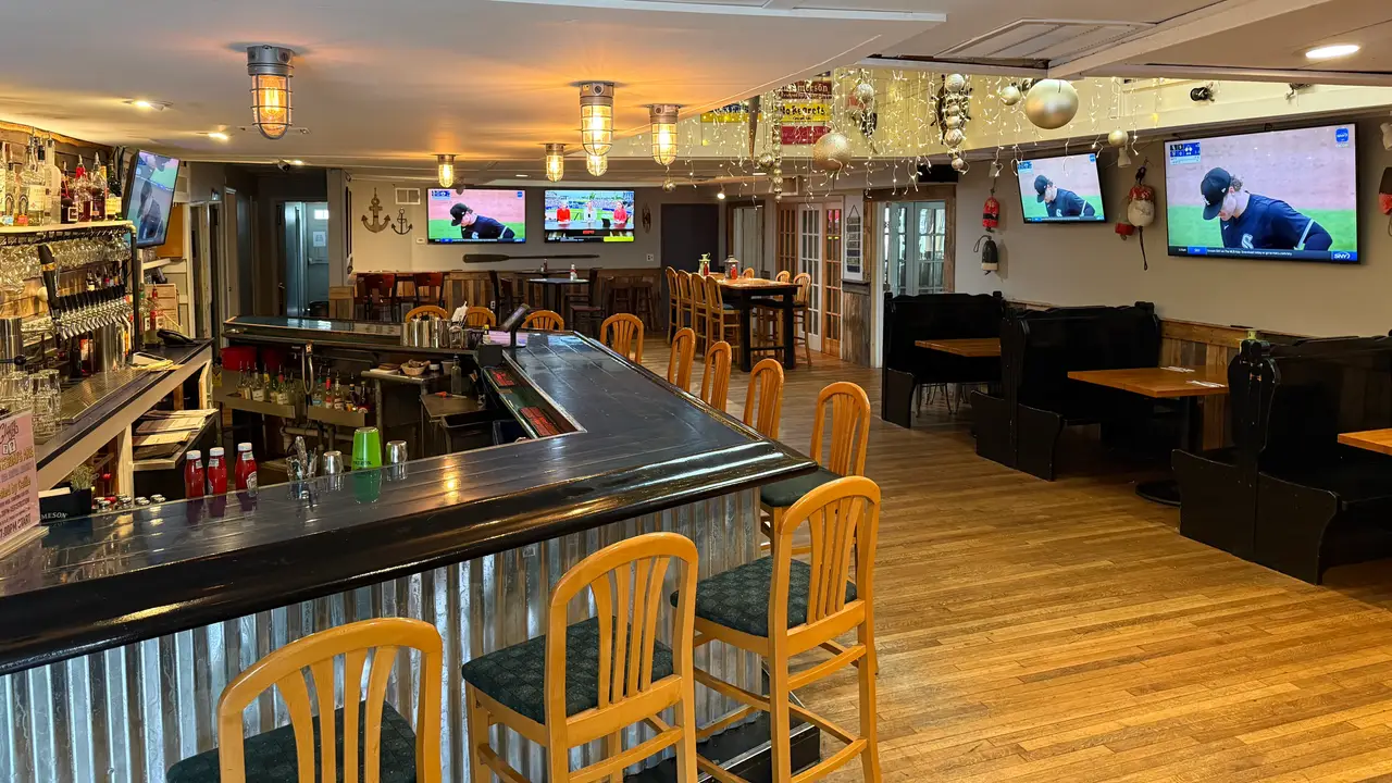 Features a fresh menu of seafood and land food  - Clam Bar at Alize Brewing, Mattituck, NY