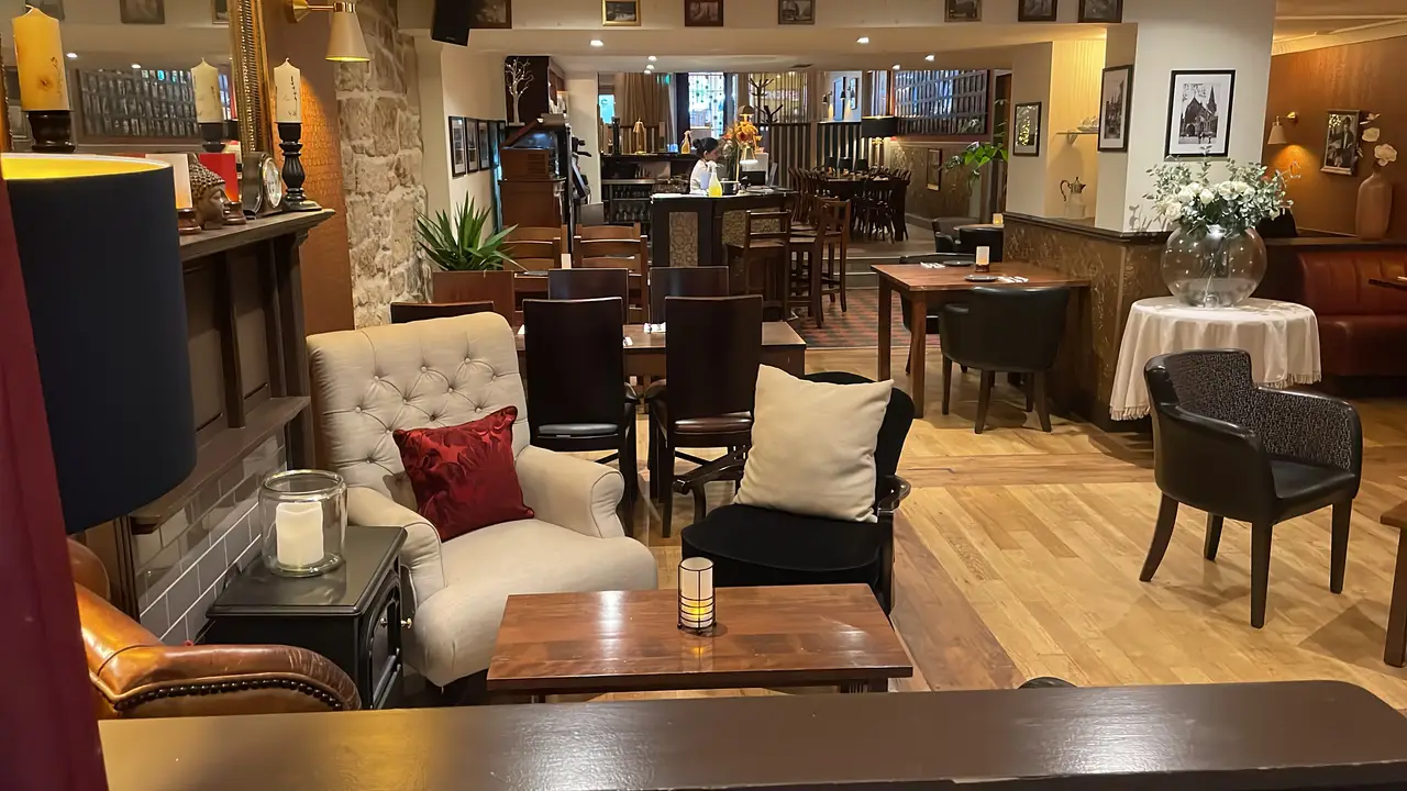 Screenshot -- At - The Lansdowne - Mother India, Glasgow, Glasgow City