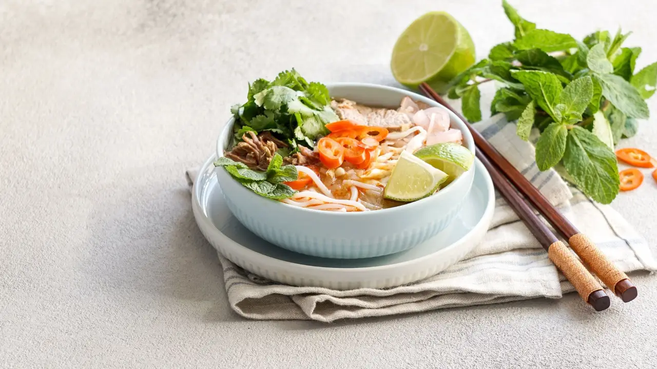 Pho Ly Quoc Su, Montreal, QC