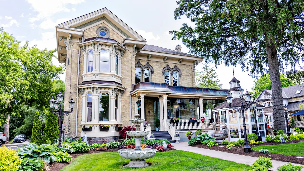 Restaurant and Patio - Puddicombe House, New Hamburg, ON