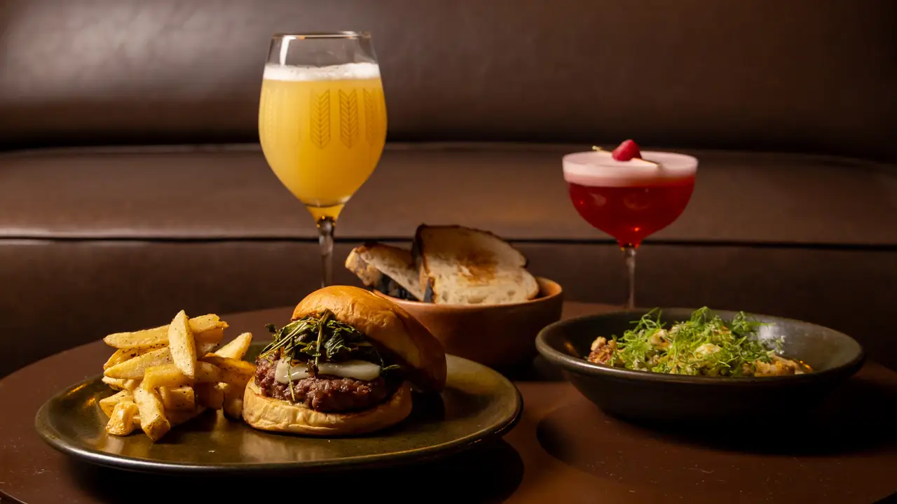 Sala lounge con Cerveza, coctelería y alimentos - Cerveza Zorra Bistro & Pub - Real, Zapopan, JAL