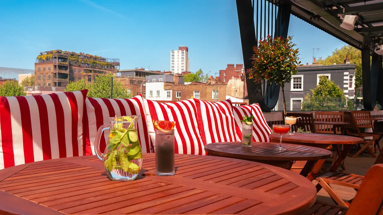 Sunny rooftop terrace with city views &amp; cocktails - The Dark Horse Terrace, London, Greater London