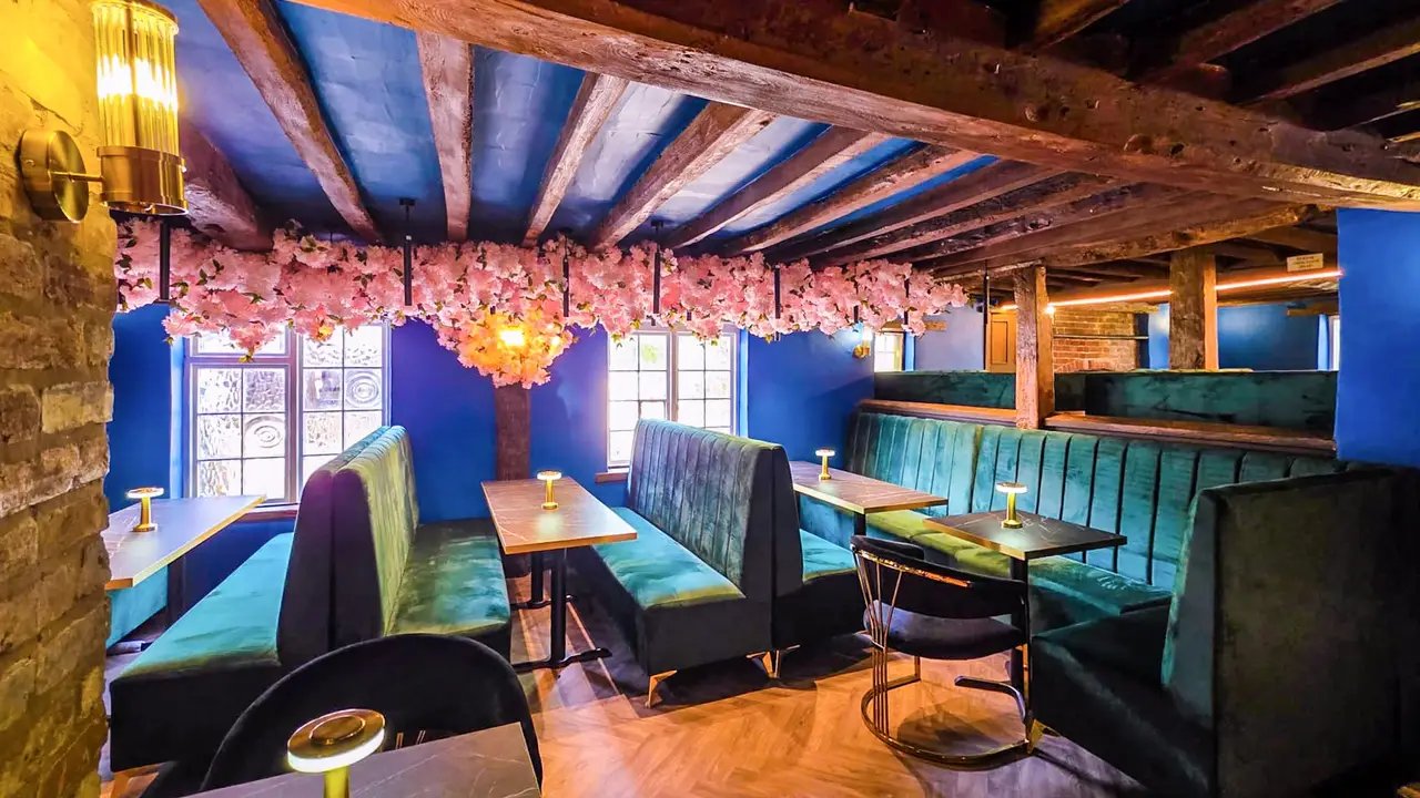 Tudor Oaks Lodge restored with mordern charm.  - The Malay Courtyard, Stotford, Hitchin 