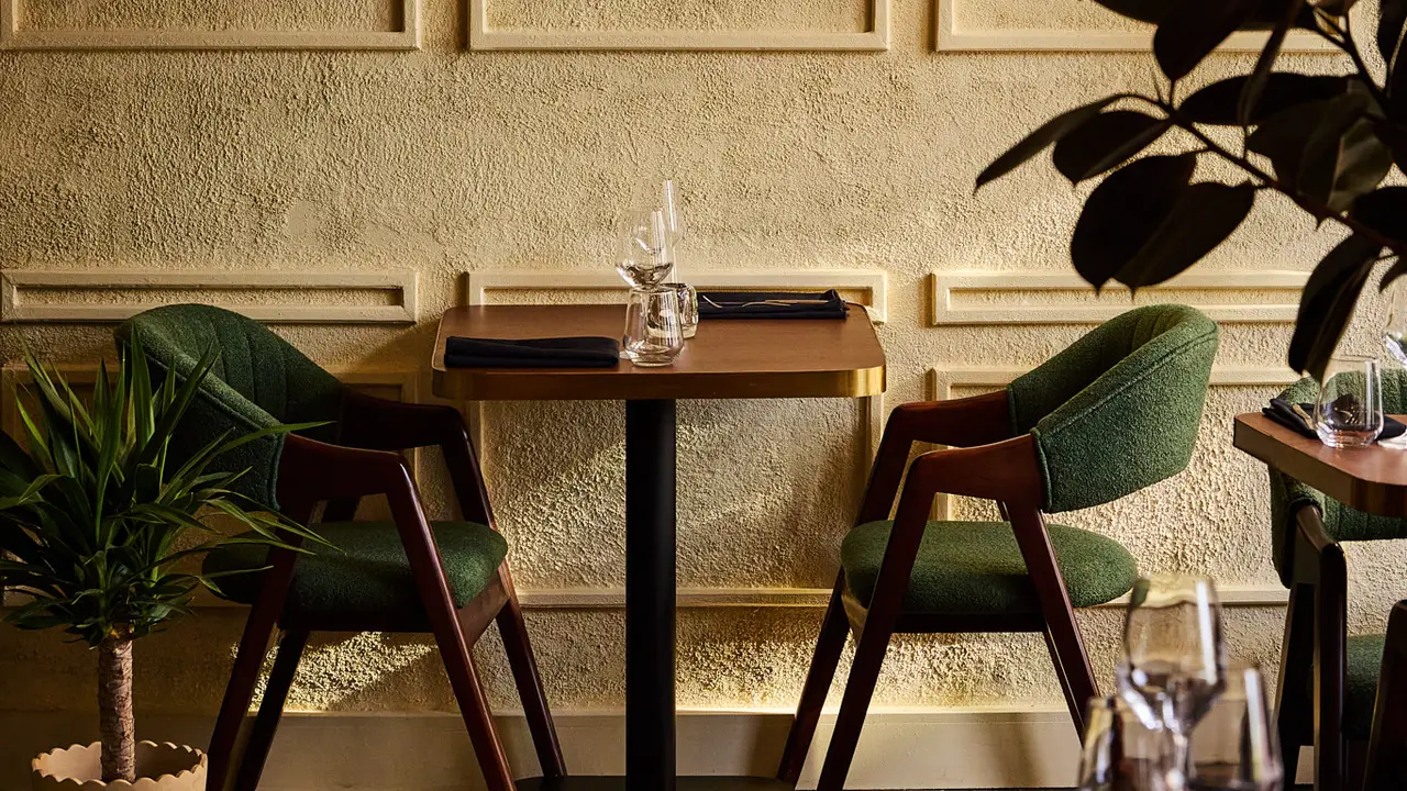 A touch of timeless sophistication. - Restaurant Veranda, Montréal, QC
