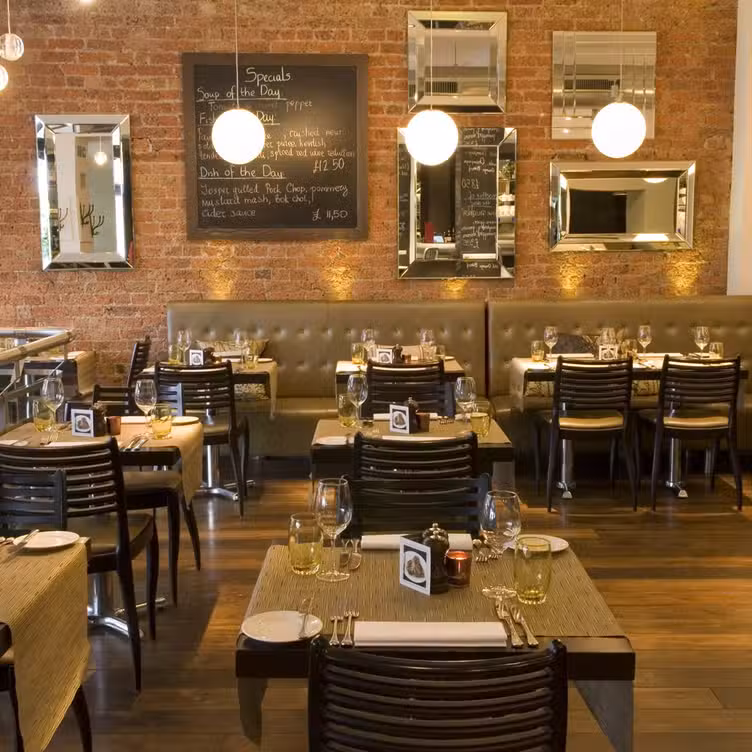 Interior - Chapters All Day Dining - Permanently Closed, London, 