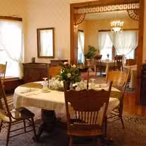 Una foto del restaurante Locust Street Inn