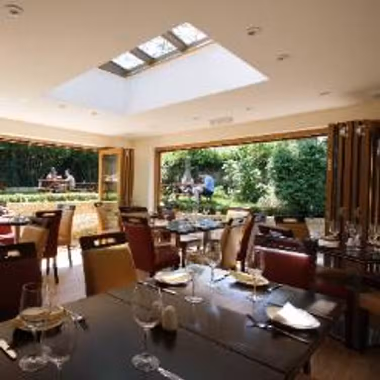 Interior - Divo’s @ The Black Horse, London, 