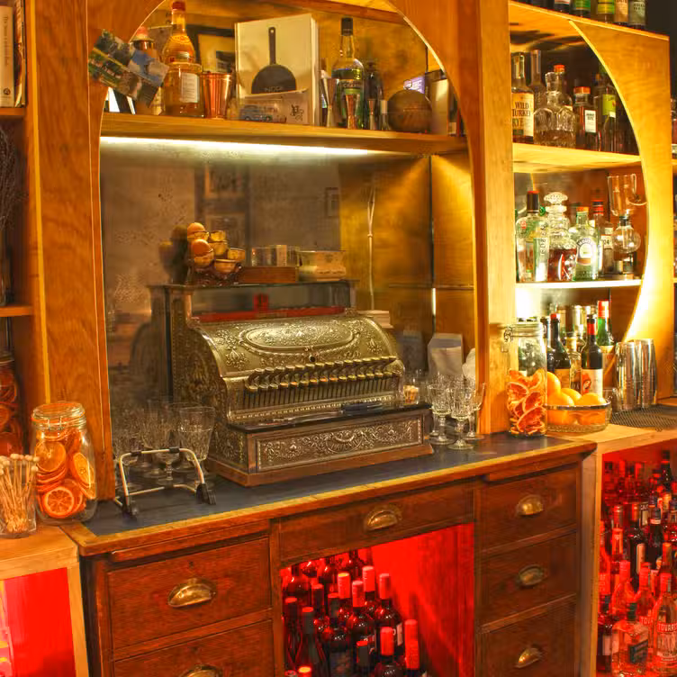 18 Victory Mansion, London, 