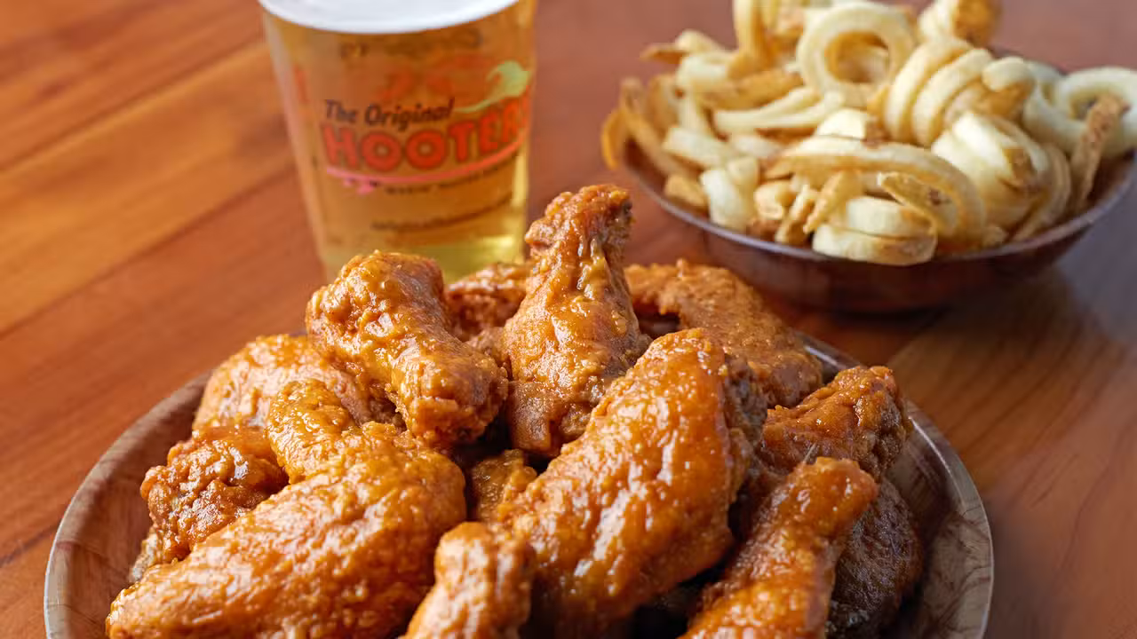 Hooters of Wells Street, Chicago, IL