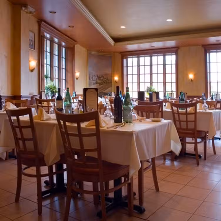 Interior - Cugini Restaurant, Mineola, NY