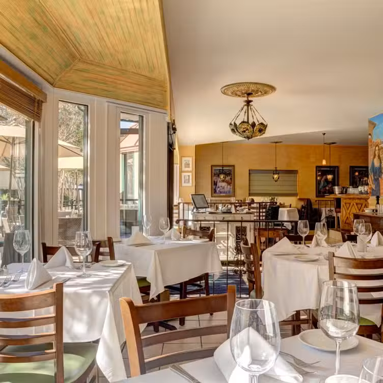 Binnenkant - Bijou Restaurant & Bar - Permanently Closed, Hayward, CA