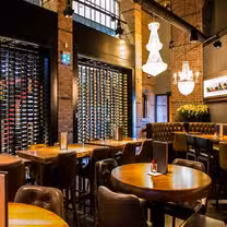 Foto von Reds Square One Restaurant