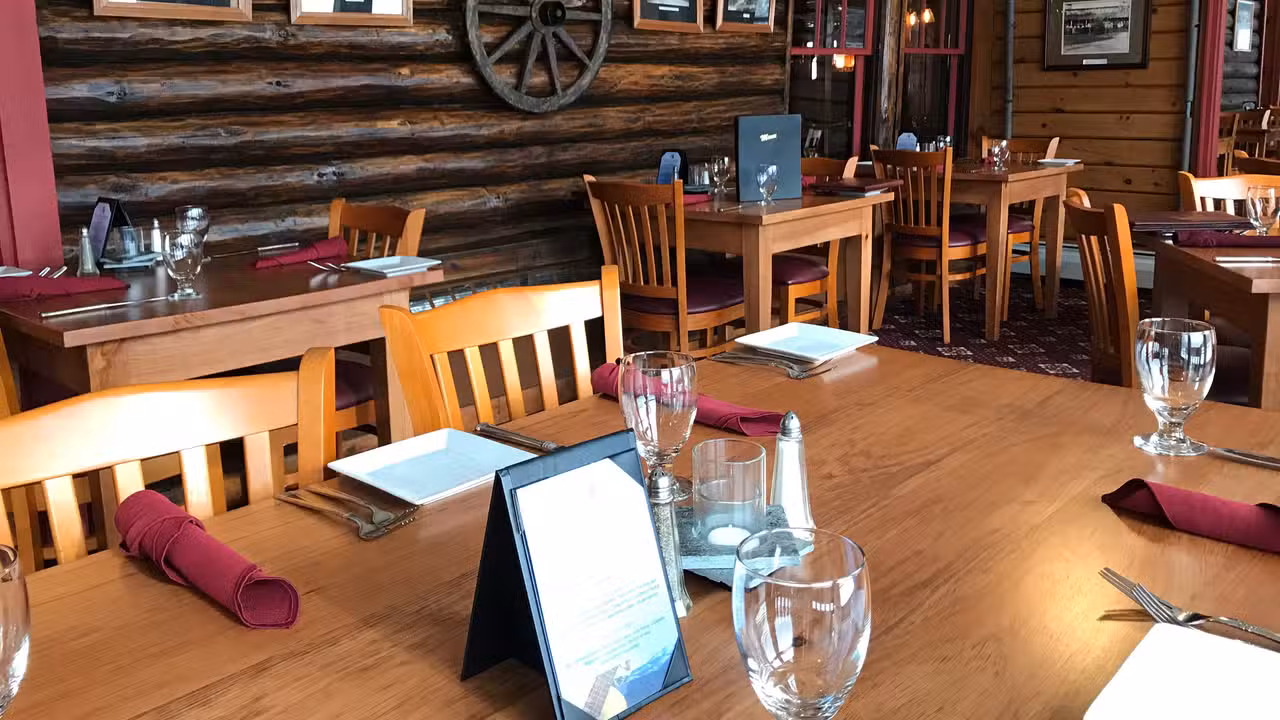 Binnenkant - Log House Restaurant and Pub at Garnet Hill Lodge, North River, NY